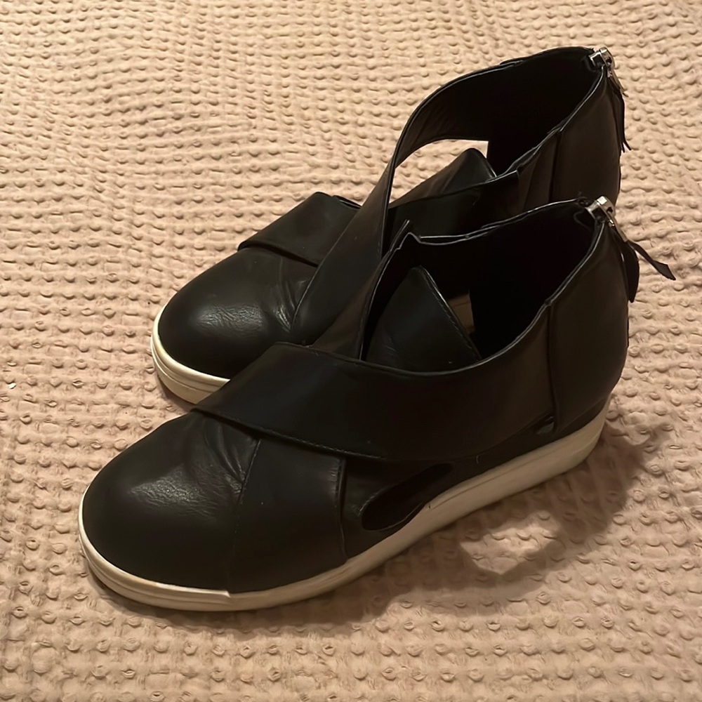 Patent black slight wedge shoes
